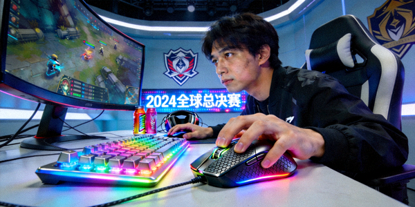 电竞选手在比赛中专注操作键盘和鼠标的场景